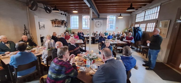 Ü70-Treffen in vorweihnachtlicher gemütlicher Runde￼